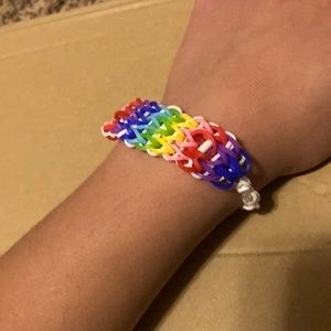 I’m selling rubber band bracelets. They are very comfortable and flexible.👍👍👍